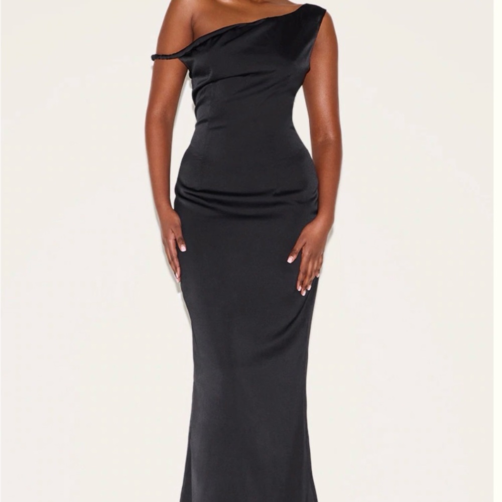 PrettyLittleThing Black One-Shoulder Gown